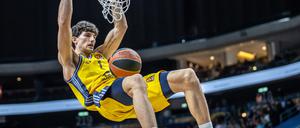 Albas Gabriele Procida legt den Ball in den Korb und hängt daran. 