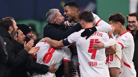 Die Profis von RB Leipzig feiern das 3:0 gegen Frankfurt mit ihrem zuletzt kritisierten Trainer Marco Rose.