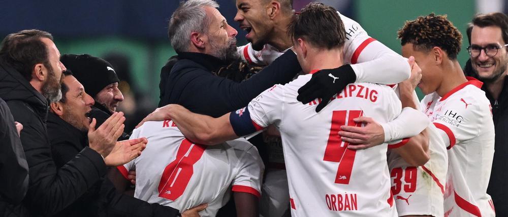 Die Profis von RB Leipzig feiern das 3:0 gegen Frankfurt mit ihrem zuletzt kritisierten Trainer Marco Rose.