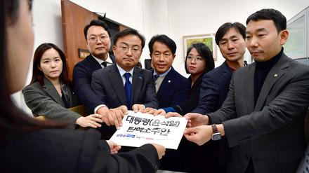 Südkoreas Opposition hat einen Amtsenthebungsantrag gestellt. 