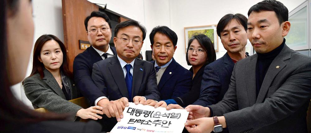 Südkoreas Opposition hat einen Amtsenthebungsantrag gestellt.
