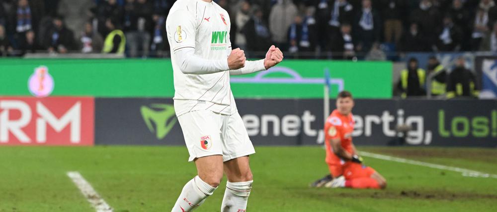 Maximilian Bauer jubelte nach Augsburgs Sieg in Richtung der KSC-Fans.