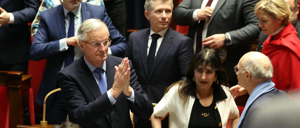 Michel Barnier dankt nach dem verlorenen Misstrauensvotum seinen wenigen Mitstreitern im Parlament.