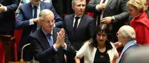 Michel Barnier dankt nach dem verlorenen Misstrauensvotum seinen wenigen Mitstreitern im Parlament.