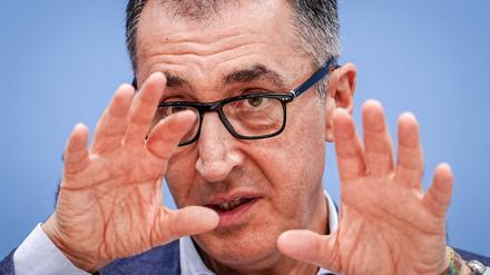 Cem Özdemir (Bündnis 90/Die Grünen), Bundesminister für Ernährung und Landwirtschaft und übergangsweise auch Bundesbildungsminister, erzählt in einem Podcast über die schwerwiegenden Folgen seines Einsatzes für die Armenien-Resolution. 