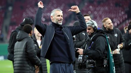 Puh. Trainer Marco Rose RB Leipzig und Team bedanken sich bei den Fans. 