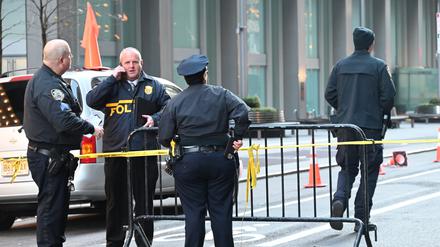 Polizisten stehen an einem abgesperrten Bereich am Eingang Hauses in der Nähe des Times Square. Am frühen Mittwochmorgen wurde einem 50-jährigen Mann vor dem Hotel und der Appartmentgebäude in der 6th Avenue in die Brust geschossen.