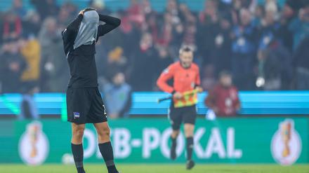 Gustav Christensen hätte sich am liebsten versteckt. Der Däne verschuldete kurz vor Schluss den Elfmeter, der Hertha ins Aus beförderte.