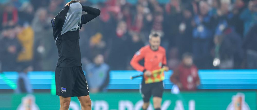 Gustav Christensen hätte sich am liebsten versteckt. Der Däne verschuldete kurz vor Schluss den Elfmeter, der Hertha ins Aus beförderte.