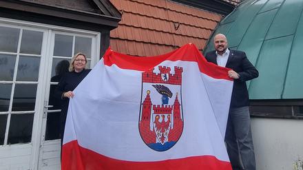 Rathaus Spandau neue Flagge Flaggenmast Carola Brückner Frank Bewig