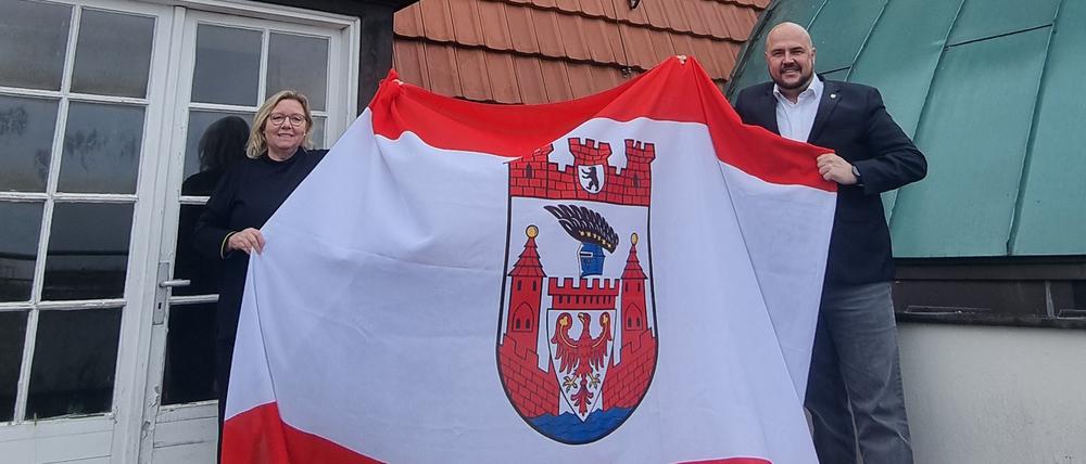 Rathaus Spandau neue Flagge Flaggenmast Carola Brückner Frank Bewig
