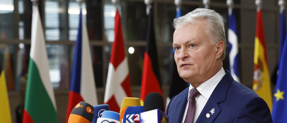 Litauens Präsident Gitanas Nauseda spricht mit Journalisten bei seiner Ankunft zu einem EU-Gipfel.