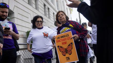 Frauen demonstrieren am 19. November vor dem Rathaus in Los Angeles für den Status als „Sanctuary City“, einer „Zufluchtsstadt“.