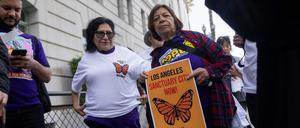Frauen demonstrieren am 19. November vor dem Rathaus in Los Angeles für den Status als „Sanctuary City“, einer „Zufluchtsstadt“.