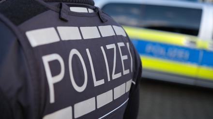 Das Logo der Polizei auf der Dienstkleidung eines Polizisten. 