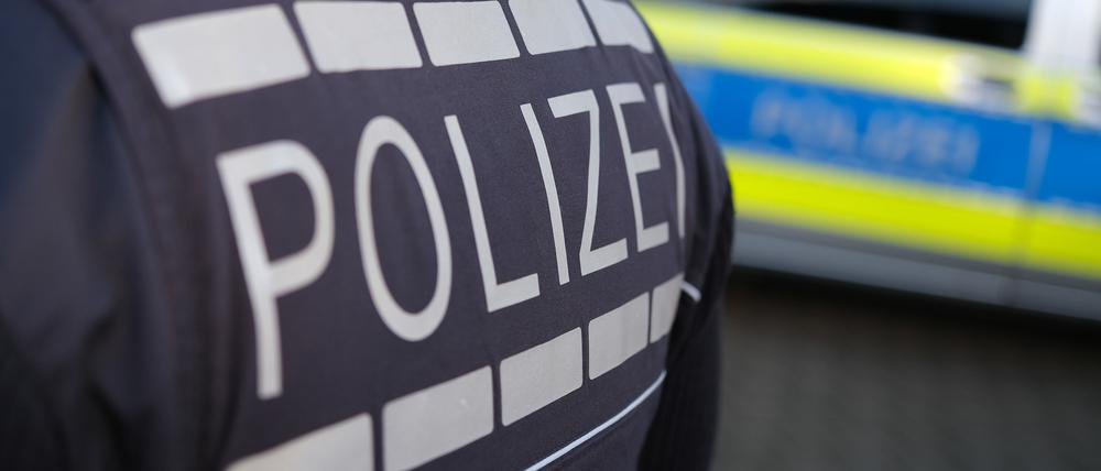 Das Logo der Polizei auf der Dienstkleidung eines Polizisten. 