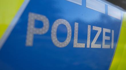 Das Logo der Polizei ist auf einem Einsatzfahrzeug der Polizei angebracht. 
