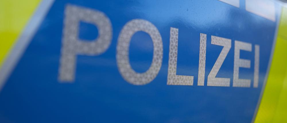 Das Logo der Polizei ist auf einem Einsatzfahrzeug der Polizei angebracht. 