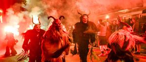 In vielen europäischen Ländern bestraft der monströse Krampus die unartigen Kinder. Hier laufen die Monster durch Salzburg.