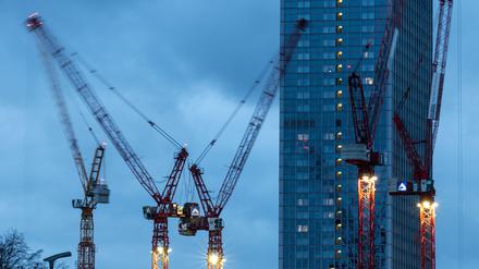 Die schwarz-rote Landesregierung will Bauen in Berlin beschleunigen und dafür Genehmigungsverfahren vereinfachen. (Archivfoto)