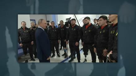 Putin in einem via Social Media geteilten Video vor Soldaten, manche von ihnen tragen Beinprothesen.