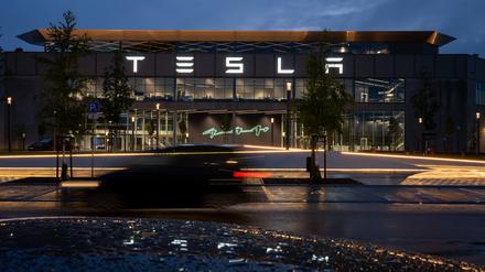 Der Haupteingang der Tesla-Fabrik 