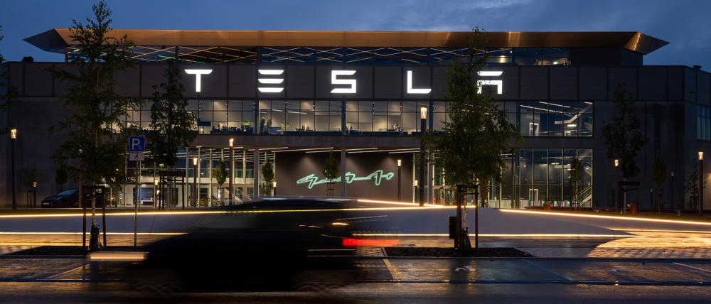 Der Haupteingang der Tesla-Fabrik 