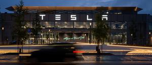 Der Haupteingang der Tesla-Fabrik 
