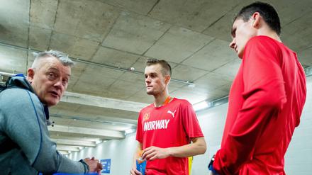 Bild aus anderen Zeiten: Filip (Mitte) and Jakob Ingebrigtsen (r.) im Gespräch mit ihrem Vater und damaligen Trainer Gjert.