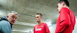 Bild aus anderen Zeiten: Filip (Mitte) and Jakob Ingebrigtsen (r.) im Gespräch mit ihrem Vater und damaligen Trainer Gjert.