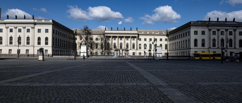 Der leere Bebelplatz vor der Humboldt-Universität zur Mittagszeit.