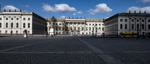 Der leere Bebelplatz vor der Humboldt-Universität zur Mittagszeit. 