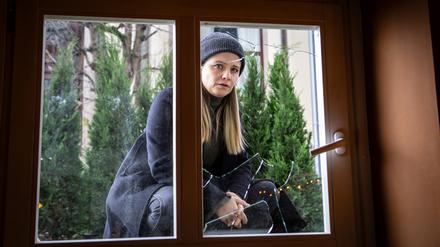 ARD/RB TATORT: STILLE NACHT, am Sonntag (08.12.24) um 20:15 Uhr im ERSTEN. Liv Moormann (Jasna Fritzi Bauer) zweifelt, ob das wirklich ein gewöhnlicher Einbruch war. © Radio Bremen/Claudia Konerding, honorarfrei - Verwendung gemäß der AGB im engen inhaltlichen, redaktionellen Zusammenhang mit genannter RB-Sendung und bei Nennung "Bild: Radio Bremen/Claudia Konerding" (S2). Radio Bremen, Presse- und Öffentlichkeitsarbeit, 28100 Bremen, Tel: 0421/246-41017, Fax: -41096, presseinfo@radiobremen.de, www.radiobremen.de/presse