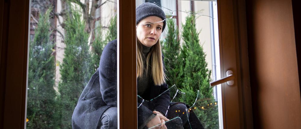 ARD/RB TATORT: STILLE NACHT, am Sonntag (08.12.24) um 20:15 Uhr im ERSTEN. Liv Moormann (Jasna Fritzi Bauer) zweifelt, ob das wirklich ein gewöhnlicher Einbruch war. © Radio Bremen/Claudia Konerding, honorarfrei - Verwendung gemäß der AGB im engen inhaltlichen, redaktionellen Zusammenhang mit genannter RB-Sendung und bei Nennung "Bild: Radio Bremen/Claudia Konerding" (S2). Radio Bremen, Presse- und Öffentlichkeitsarbeit, 28100 Bremen, Tel: 0421/246-41017, Fax: -41096, presseinfo@radiobremen.de, www.radiobremen.de/presse