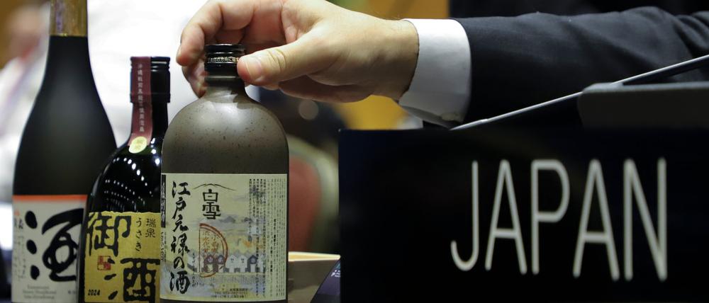 Japanischer Sake auf dem Tisch der japanischen Delegation während der Unesco-Welterbekonferenz in Asunción.