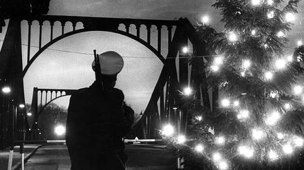 Ein Weihnachtsbaum schmückte zeitweilig den Grenzübergang zwischen Berlin und Potsdam an der Glienicker Brücke.