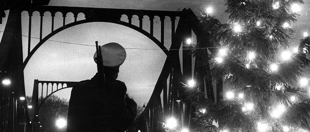 Ein Weihnachtsbaum schmückte zeitweilig den Grenzübergang zwischen Berlin und Potsdam an der Glienicker Brücke.