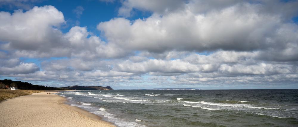 Wolken ziehen über die Ostsee vor dem Ostseebad Göhen auf der Insel Rügen.