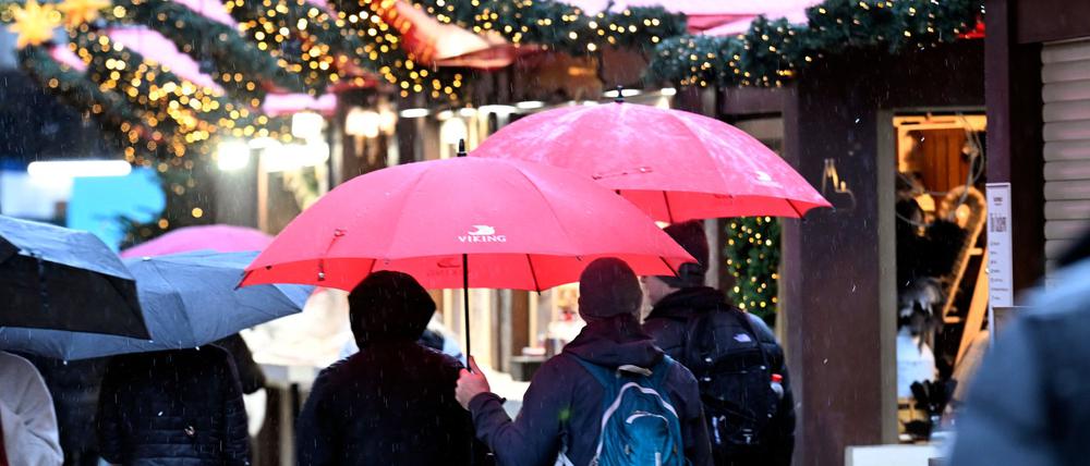 Die Sicherheitsbehörden in NRW haben bislang keine Hinweise auf mögliche Anschläge auf Weihnachtsmärkte. (Symbolbild)