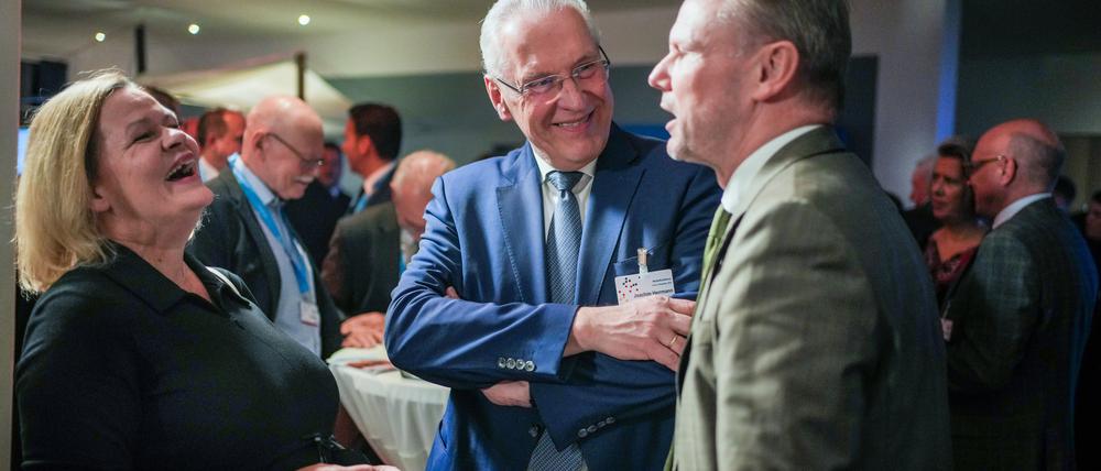 Die gute Stimmung zum Auftakt der Innenministerkonferenz in Brandenburg hielt nur bis zum Start der Verhandlungsrunden. Bundesinnenministerin Nancy Faeser ist sich mit Bayerns Innenminister Joachim Herrmann und Hamburgs Innensenator Andy Grote in den Migrationsfragen nicht einig.