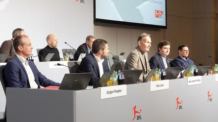 DFL-Präsidiumssprecher und Vorsitzender des Aufsichtsrates Hans-Joachim Watzke begrüßt die Teilnehmer der Mitgliederversammlung in Frankfurt.