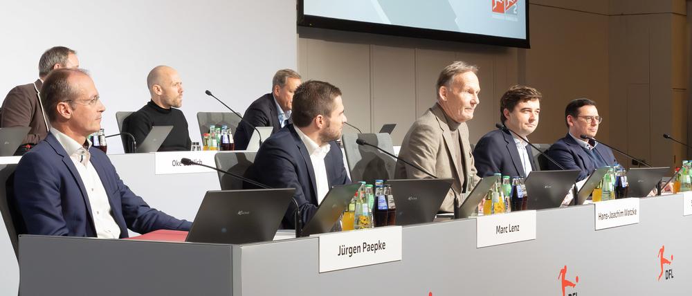 DFL-Präsidiumssprecher und Vorsitzender des Aufsichtsrates Hans-Joachim Watzke begrüßt die Teilnehmer der Mitgliederversammlung in Frankfurt.