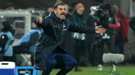 In die Knie gezwungen. Herthas Trainer Cristian Fiél muss in dieser Woche einige personelle Rätsel lösen.