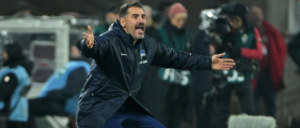 In die Knie gezwungen. Herthas Trainer Cristian Fiél muss in dieser Woche einige personelle Rätsel lösen.
