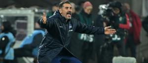 In die Knie gezwungen. Herthas Trainer Cristian Fiél muss in dieser Woche einige personelle Rätsel lösen.