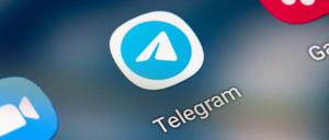 Über ein Handy eines festgenommenen Dealers hatten die Ermittler Zugriff auf einen Drogen-Chat. (Symbolbild)
