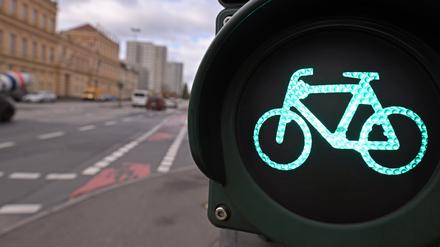 In der Breiten Straße ist eine Radfahrerin bei einem Unfall schwer verletzt worden.