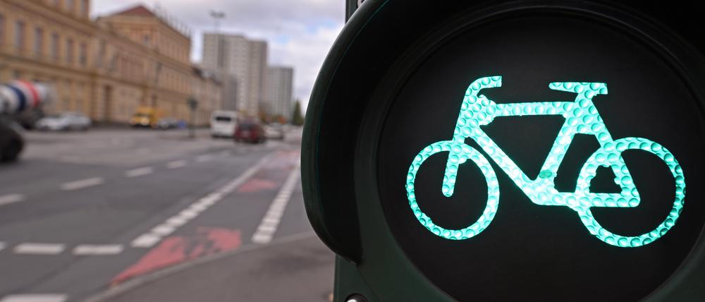 In der Breiten Straße ist eine Radfahrerin bei einem Unfall schwer verletzt worden.