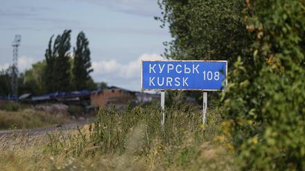 Ein Schild mit der Aufschrift „Kursk 108 km“ steht an der russisch-ukrainischen Grenze.