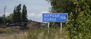 Ein Schild mit der Aufschrift „Kursk 108 km“ steht an der russisch-ukrainischen Grenze.